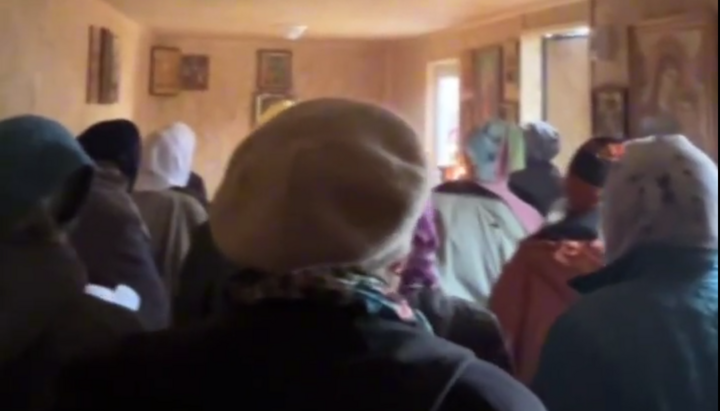 Στα Νεοσέλκα η διωκόμενη ενορία της Ουκρανικής Ορθόδοξης Εκκλησίας (ΟΟΕ) άρχισε να προσεύχεται σε ένα κατασκευαστικό βαγόνι.