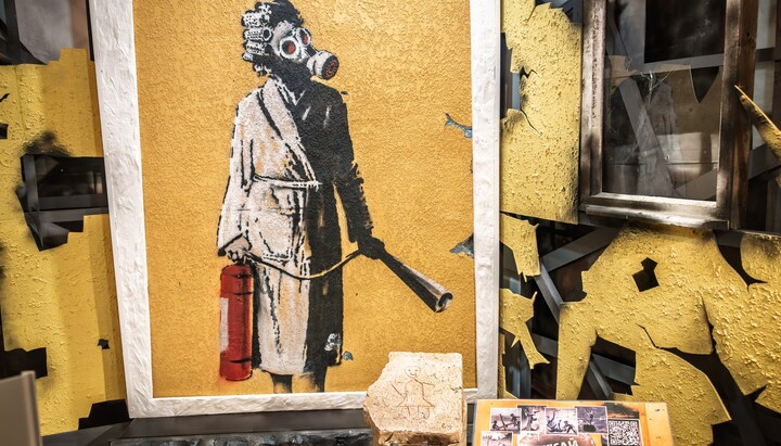 Fragment de perete cu graffiti de Banksy — imaginea unei femei în halat cu un extinctor și bigudiuri. Fotografie:  pagina de a Facebook a Rezervației Naționale