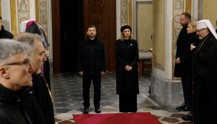 Зеленский с супругой и Ермаком в Успенском соборе Лавры. Фото: сайт ОП