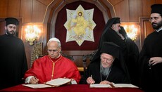Patriarch Bartholomew and the Pope sign a declaration toward full communion