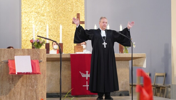 Евангелическая церковь Германии дает 100 тыс. евро мигрантам на иски о ВНЖ