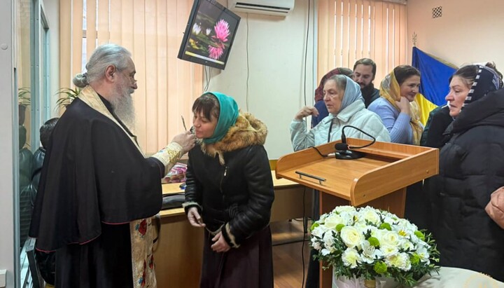 Митрополит Арсений и верующие в суде. Фото: Святогорская лавра