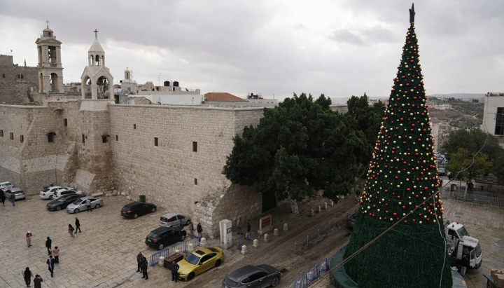 Робітники встановлюють різдвяну ялинку на площі поруч з церквою Різдва Христового у Віфлеємі, 25 листопада 2025 р. Фото: AP Photo/Mahmoud Illean