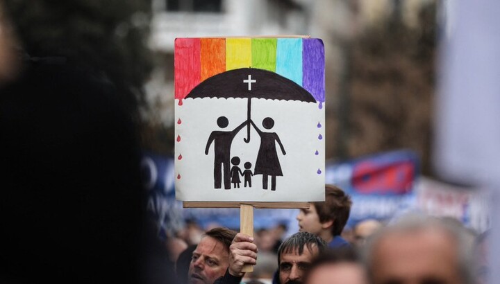 Участники марша с плакатом в защиту семьи и религиозных убеждений. Фото: KingaGal в X 9 декабря 2025 г.