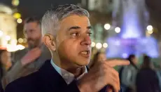 Primarul musulman al Londrei a fost derutat pe scenă din cauza versurilor despre Hristos