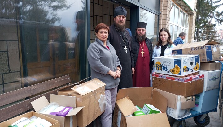 Священники УПЦ и персонал Хмельницкой областной больницы. Фото: Фейсбук Виньковецкого благочиния