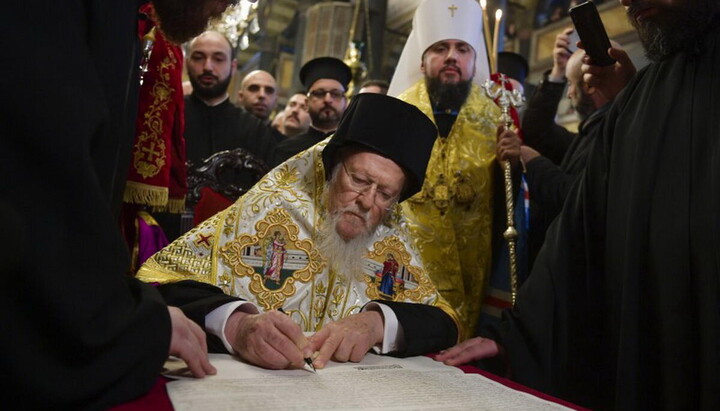 Patriarch Bartholomew signs the Tomos of the OCU. Photo: BBC