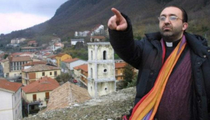 În Italia, un preot al BRC a propus să facă o iesle cu „fetița-Iisus”.