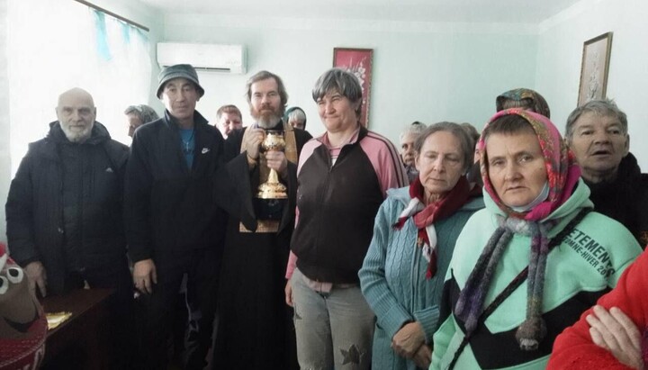 Любомировский психоневрологический интернат посетил священник УПЦ. Фото: Запорожская епархия