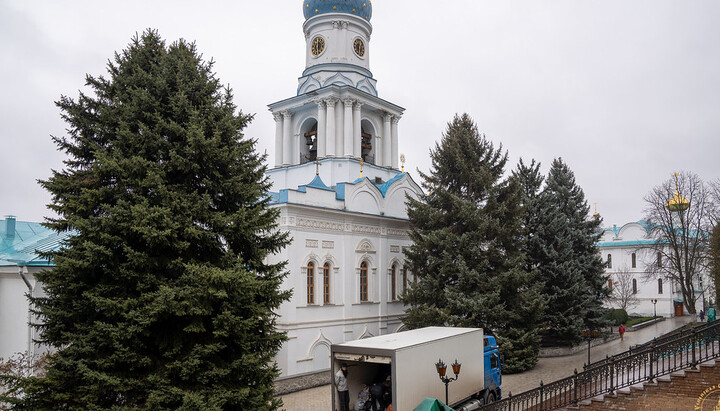 Οι χώροι της Λαύρας Σβιατογκόρσκ κατά την εκφόρτωση ανθρωπιστικής βοήθειας για πρόσφυγες και μοναχούς. Φωτογραφία: Αγία Λαύρα του Σβιατογκόρσκ
