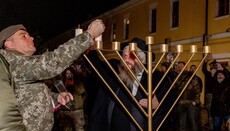 В Киеве «священник» ПЦУ зажег менору возле своего храма