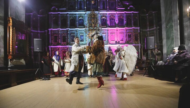 У соборі Чернігова перед святими мощами станцювали артисти драмтеатру