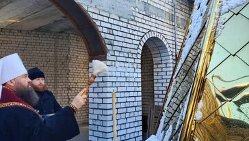 Στο Καμένσκοε, ιεράρχης της Ουκρανικής Ορθόδοξης Εκκλησίας ευλόγησε τον σταυρό και τον τρούλο για τον υπό κατασκευή ναό.