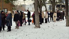 В Киеве Социальный отдел передал гуманитарные наборы переселенцам