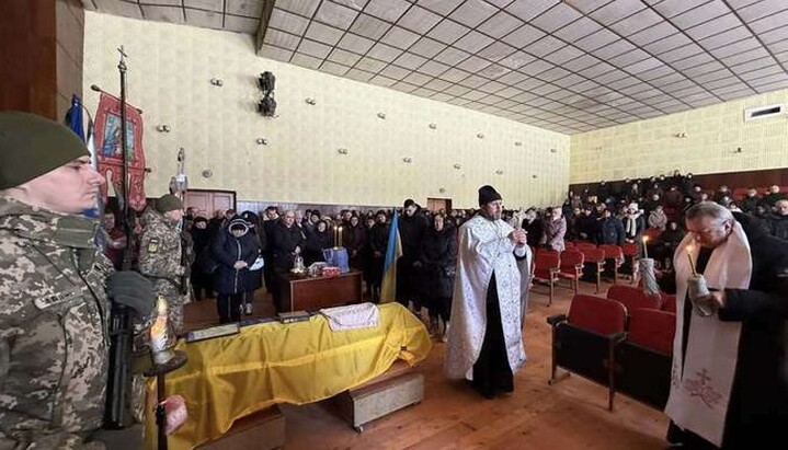 «Η Ουκρανική Ορθόδοξη Εκκλησία δεν τελεί εξόδιο ακολουθία για τους πολεμιστές»: τεχνολογία ψεύδους