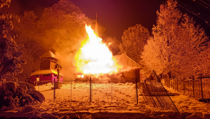 У селі Івашковиця на Закарпатті згоріла дерев'яна церква УПЦ XVII століття