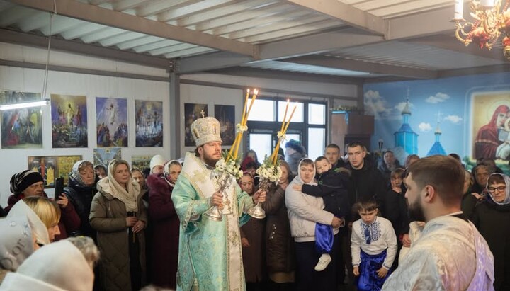 Митрополит Віктор помолився з гнаною громадою УПЦ у Старокостянтинові