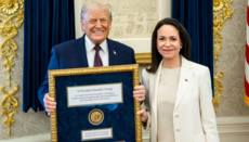 Η ηγέτιδα της αντιπολίτευσης της Βενεζουέλας παρέδωσε στον Τραμπ το Νόμπελ Ειρήνης της