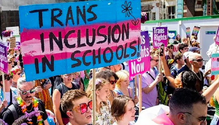 Στη Βρετανία οι Εργατικοί επιδιώκουν άδεια για αλλαγή φύλου σε παιδιά από 4 ετών