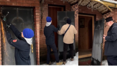 В ПЦУ показали, как срезали двери на киевском храме в Быковне
