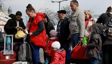 Польша начала отменять социальные пособия для украинских беженцев