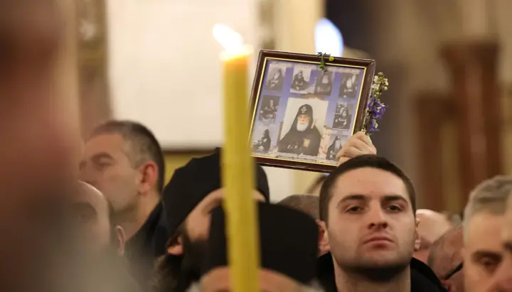Верующие Грузинской Церкви прощаются со своим предстоятелем. Фото: www.newsgeorgia.ge
