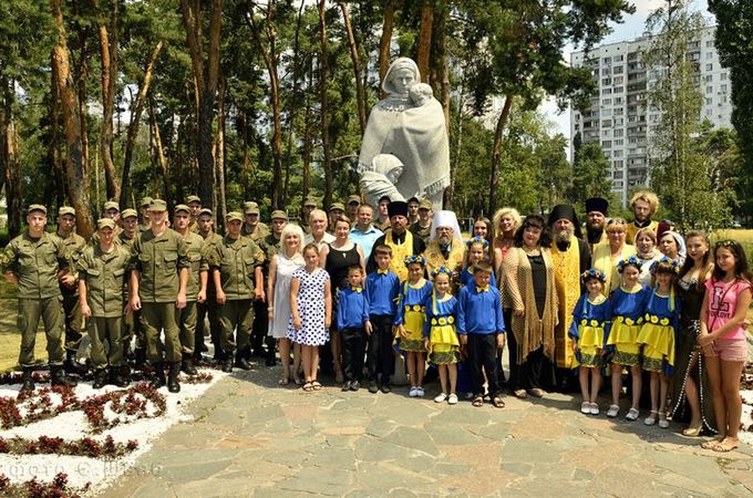 В УПЦ молились за солдатских вдов возле единственного в Украине памятника Матери-вдове