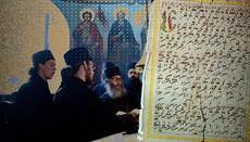 Αυστηρή ψαλτική κλωστή κάτω από τους θόλους του ναού