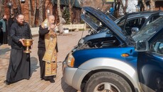 Ο Προκαθήμενος της ΟΕΚ αγίασε αυτοκίνητα για την εκκένωση τραυματιών από το μέτωπο