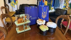 Украина подарила папе куличи с пасхальными баранчиками