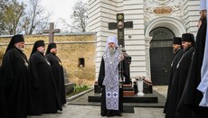 ПЦУ провели религиозную акцию на могиле почившего Предстоятеля УПЦ в Лавре