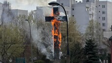 На католическую Страстную пятницу в Варшаве вспыхнул 17-метровый крест