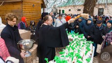Соцотдел УПЦ передал 1500 куличей для переселенцев