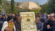 Στο αθωνικό Κουτλουμούσι πραγματοποιήθηκε λιτανεία με την εικόνα «Άξιον εστί»