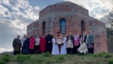 Στη Χερβόνα Ντίμπροβα η διωκόμενη κοινότητα της ΟΕΚ τέλεσε λειτουργία το Πάσχα σε ναό υπό κατασκευή