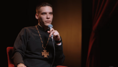 Η παράσταση με κληρικό της ΠΕΟ ακυρώθηκε λόγω αρνητικής αντίδρασης της κοινωνίας