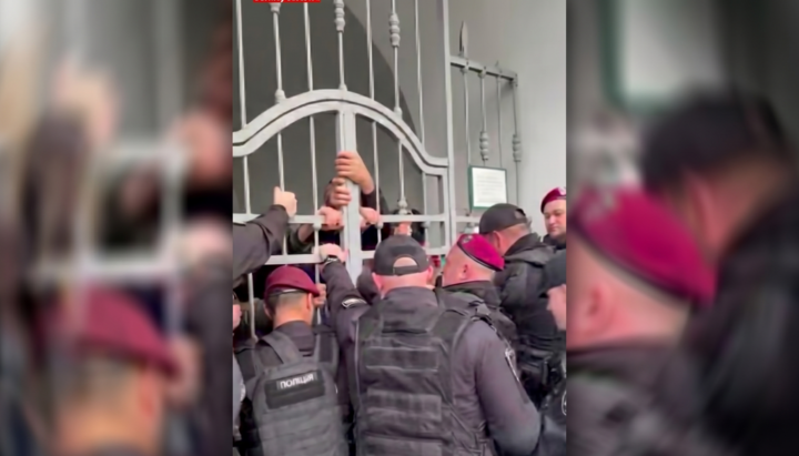 У Переяславі поліція проводить захоплення Михайлівського монастиря УПЦ