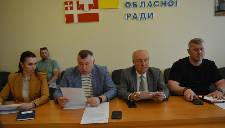 Волинська облрада розглянула випадки тиску та підкупу при переходах до ПЦУ