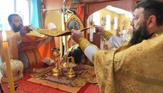 В ПЦУ случайно показали, что служат на антиминсе от Патриарха Кирилла