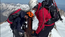 Frenchman single-handedly restored cross on mountain peak 3,400 meters high