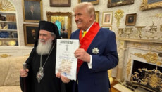 Патриарх Феофил вручил Дональду Трампу высший орден Иерусалимской Церкви