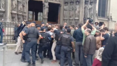 В Париже полиция избила верующих за протест против осквернения храмов
