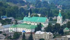 Чиновник пожаловался, что верующие защищают монастырь в Кременце