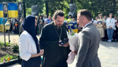В Коростышеве священнику УПЦ вручили награду за погибшего сына-воина