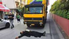 In Thessaloniki, a believer lay down on the ground in front of the gay parade to stop it