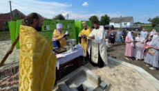 У селі Мокрець заклали капсулу в основу нового храму УПЦ