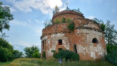 A church from 1801 is falling into ruin in the village of Verhuni in the Poltava region