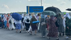 В крестном ходе из Волыни в Почаев идут несколько тысяч паломников