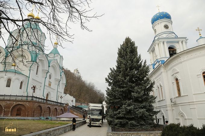 Верующие Волыни отправили в Святогорскую Лавру гуманитарную помощь