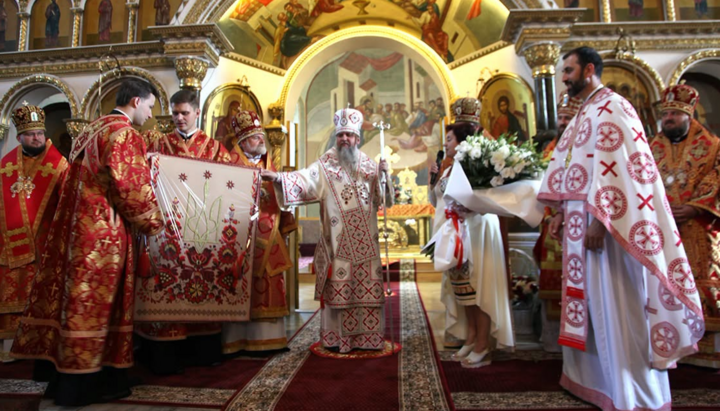 Думенку подарували панно «Золотий тризуб». Фото: ФБ «Парафія Успіння Пресвятої Богородиці ПЦУ - с.Червона Слобода»